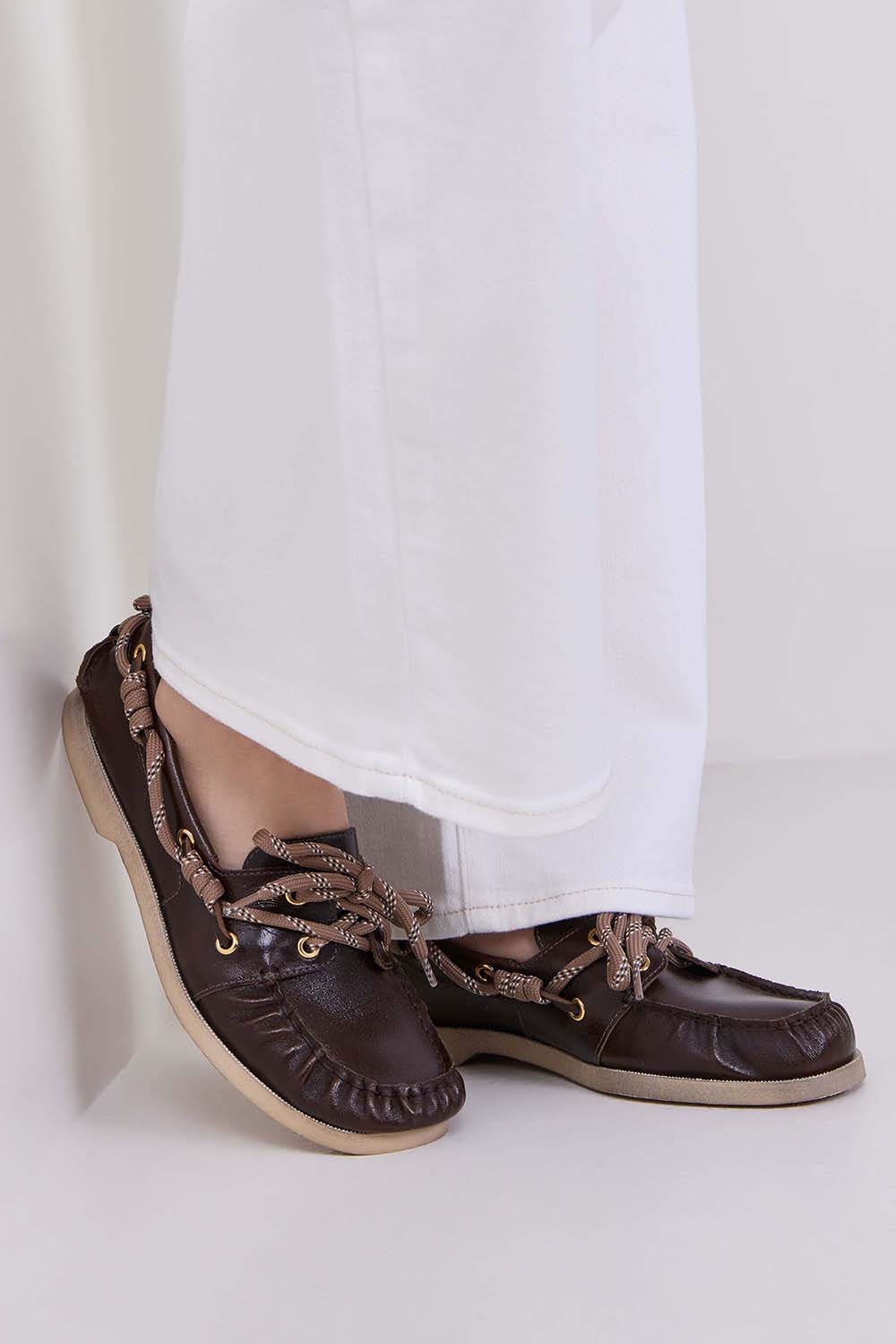 תמונת כל הלוק של נעלי מוקסין